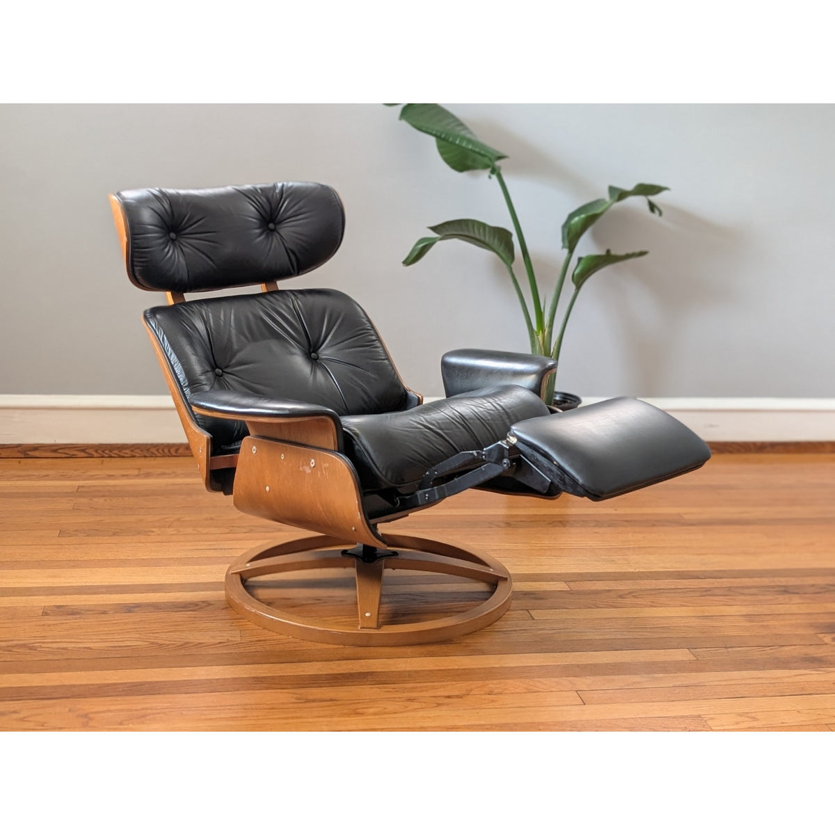 Rare Mid Century Modern Plycraft Recliner with Bentwood Shell and Circular Base