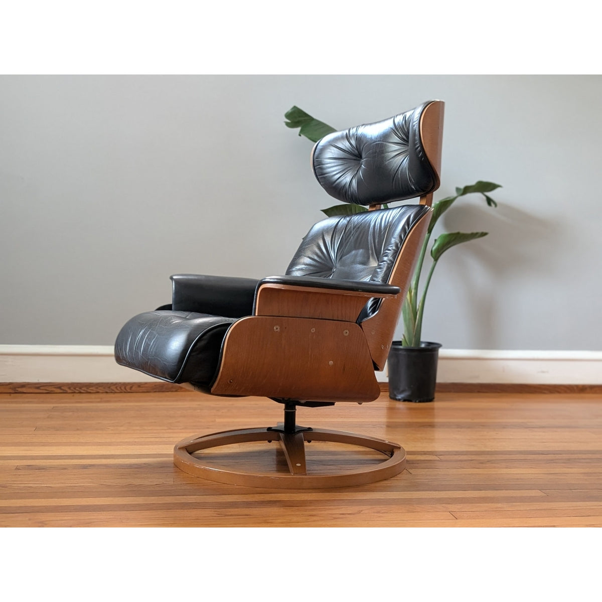 Rare Mid Century Modern Plycraft Recliner with Bentwood Shell and Circular Base — additional view 4