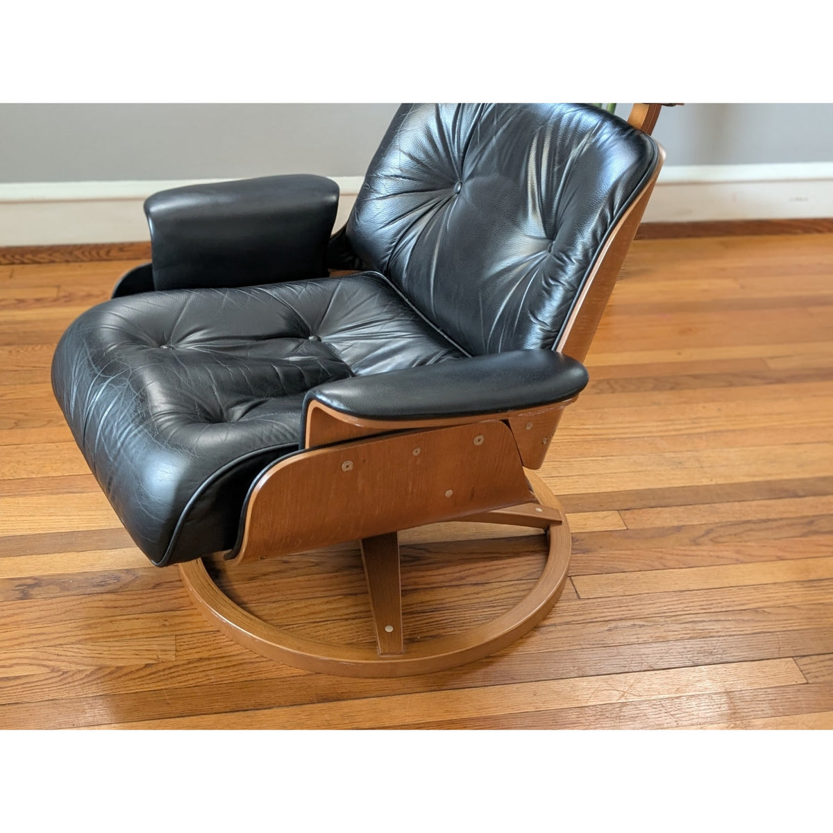 Rare Mid Century Modern Plycraft Recliner with Bentwood Shell and Circular Base — additional view 9