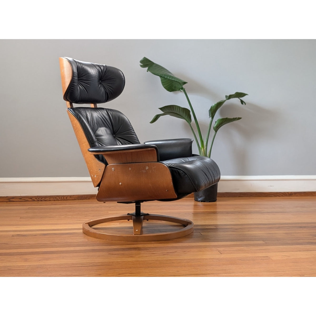 Rare Mid Century Modern Plycraft Recliner with Bentwood Shell and Circular Base — additional view 2