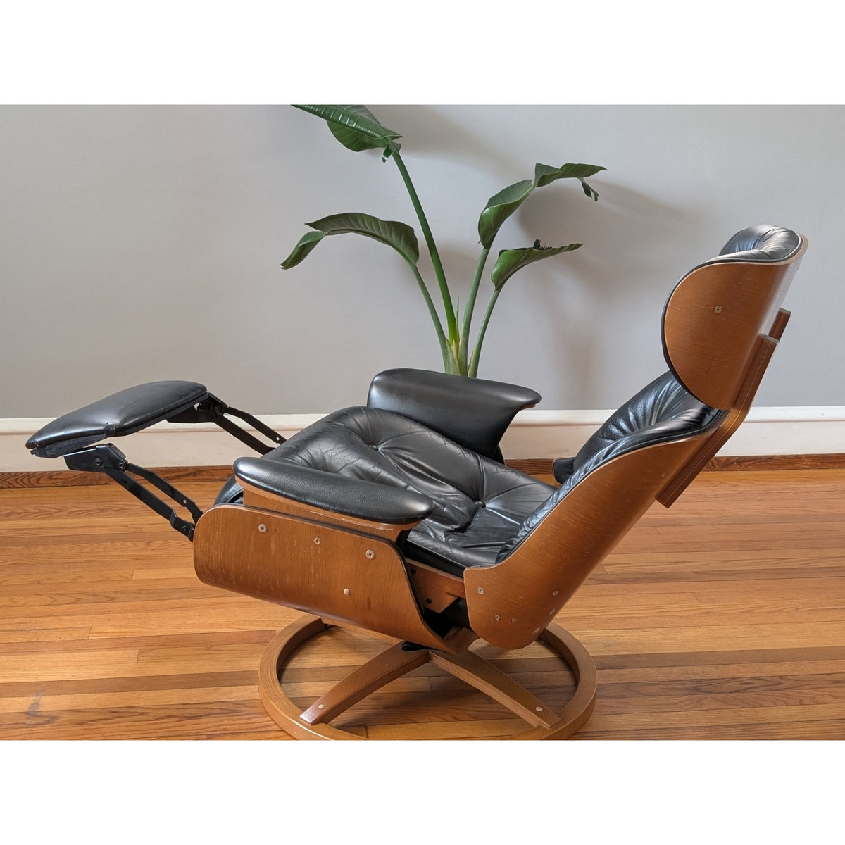 Rare Mid Century Modern Plycraft Recliner with Bentwood Shell and Circular Base — additional view 5