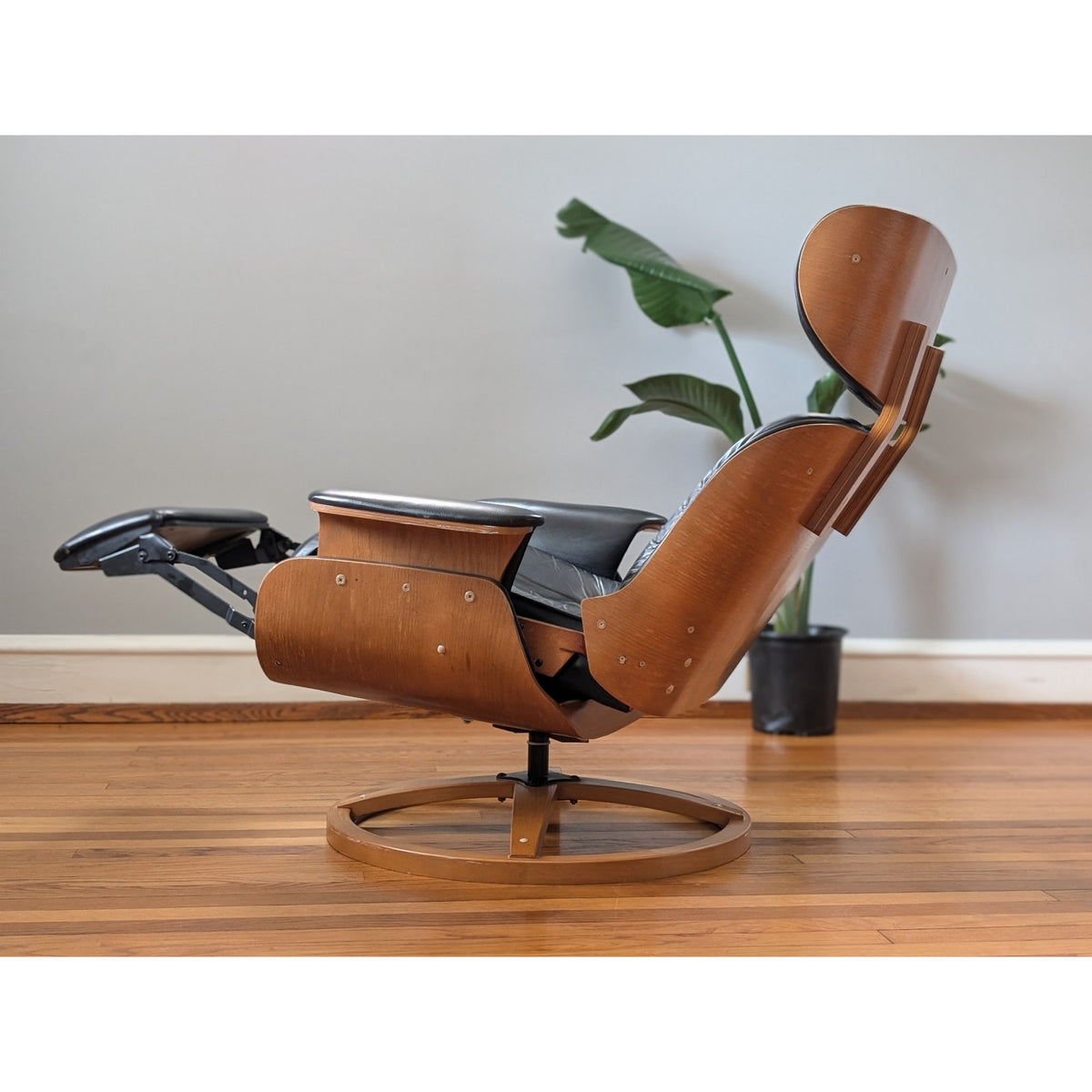 Rare Mid Century Modern Plycraft Recliner with Bentwood Shell and Circular Base — additional view 3