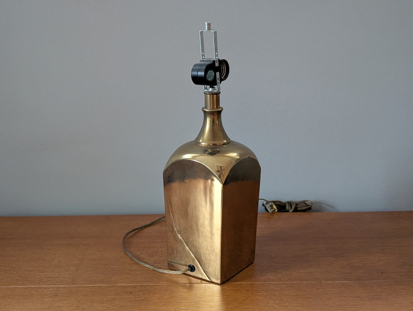 Vintage Mid-Century Modern Brass Table Lamp with Shade – Timeless Elegance