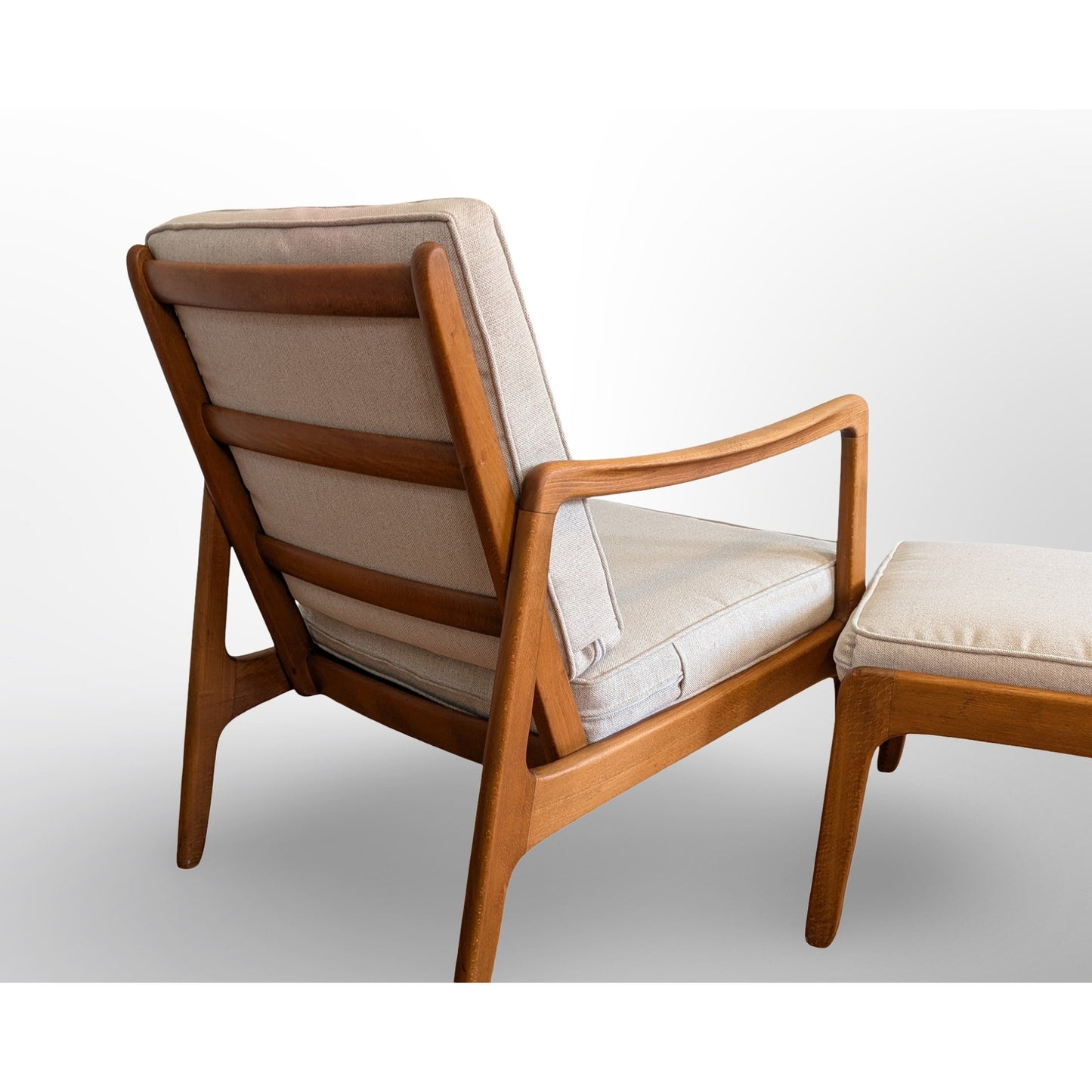 Close up wood grain detail on Ole Wanscher FD109 Danish modern lounge chair frame