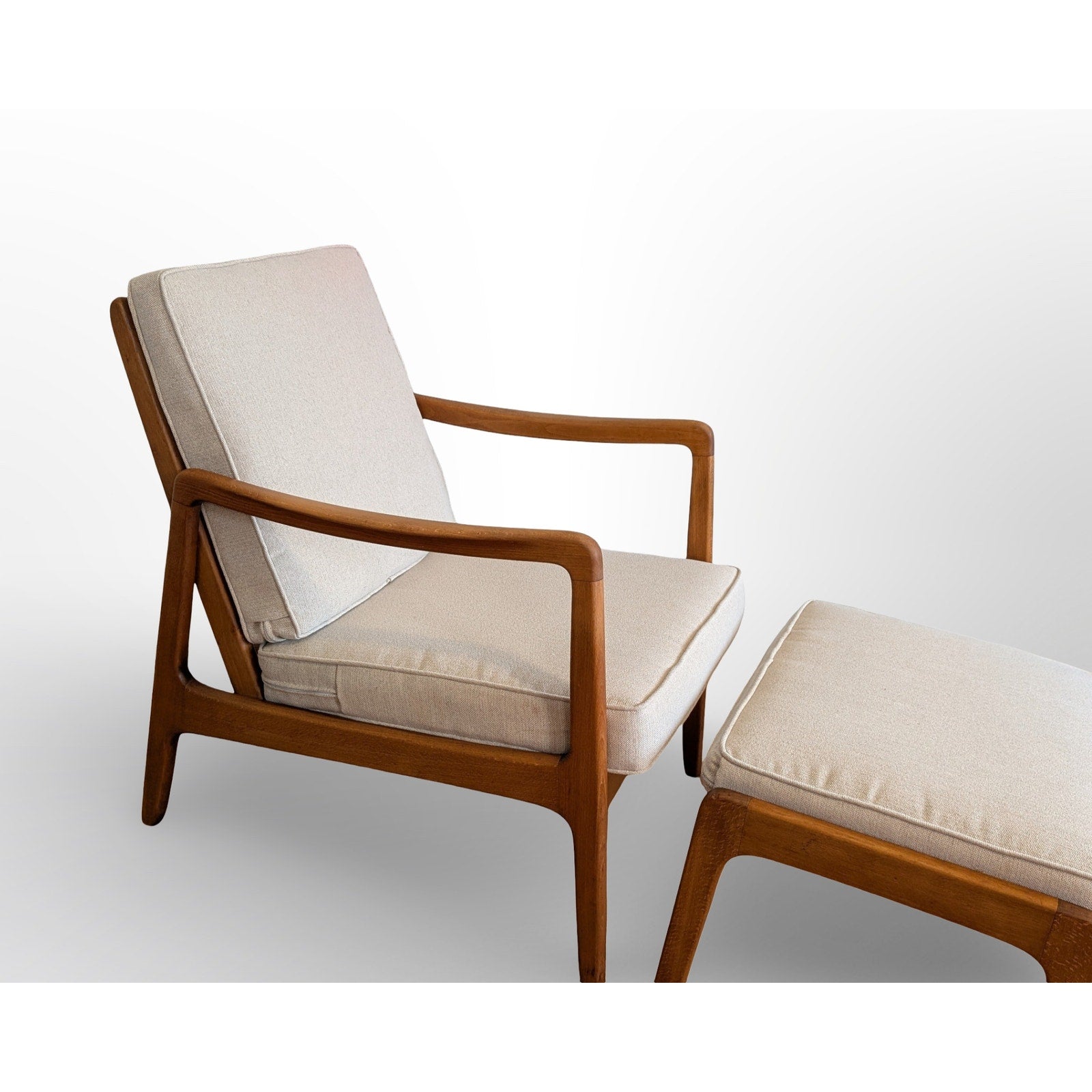 Side profile of Ole Wanscher FD109 lounge chair Danish modern design
