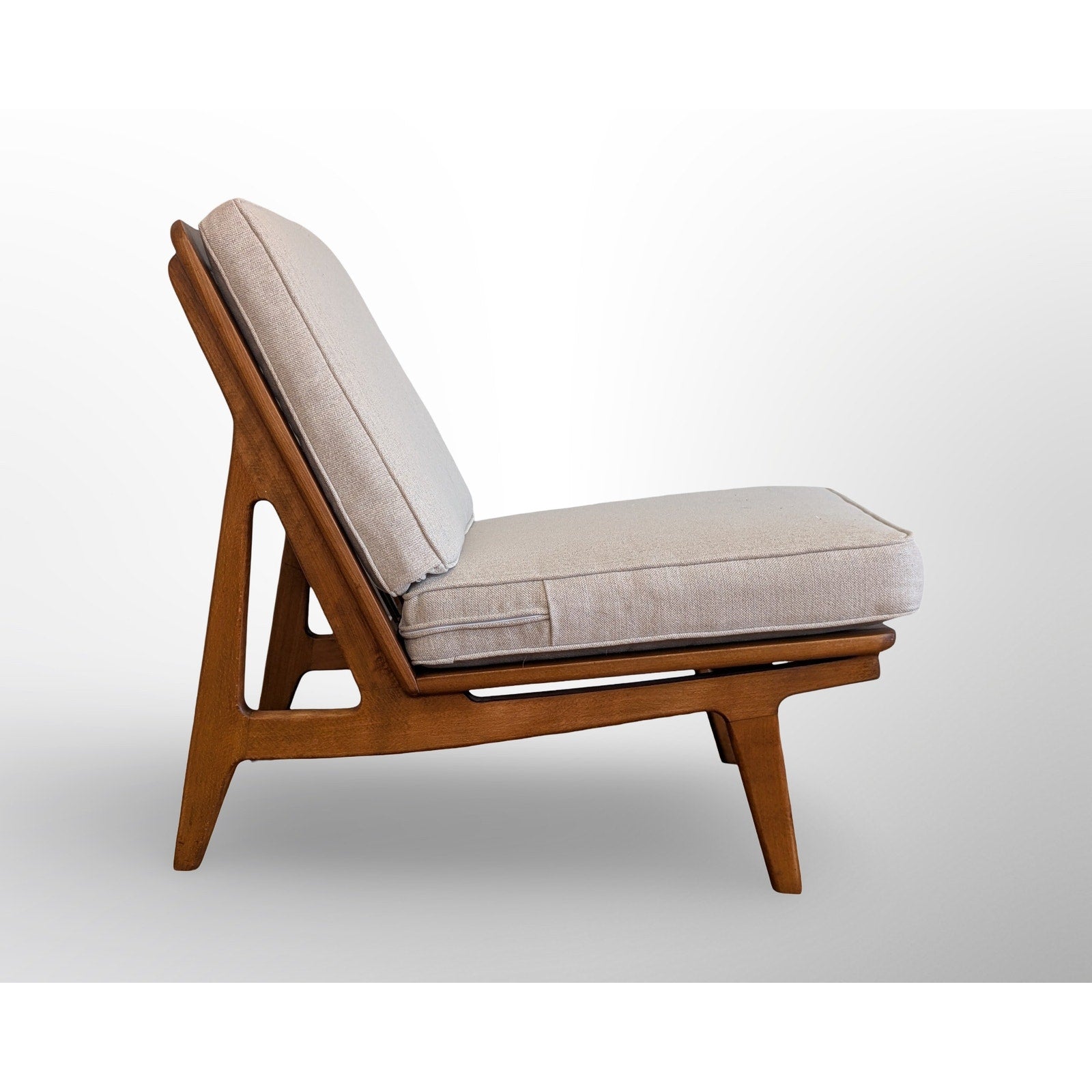 Side profile of FD172 slipper chair by Hvidt and Molgaard Danish modern design