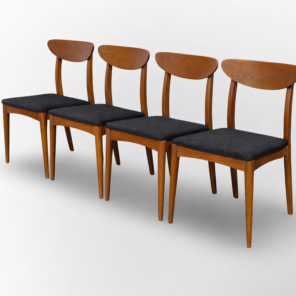 Set of four Heywood Wakefield solid oak dining chairs in mid century modern design restored vintage condition