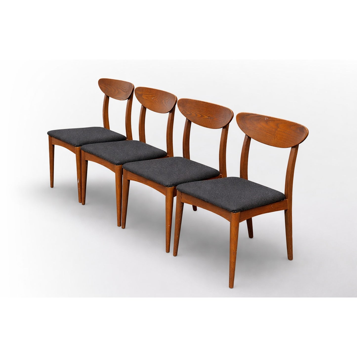 Set of four Heywood Wakefield solid oak dining chairs in mid century modern design restored vintage condition
