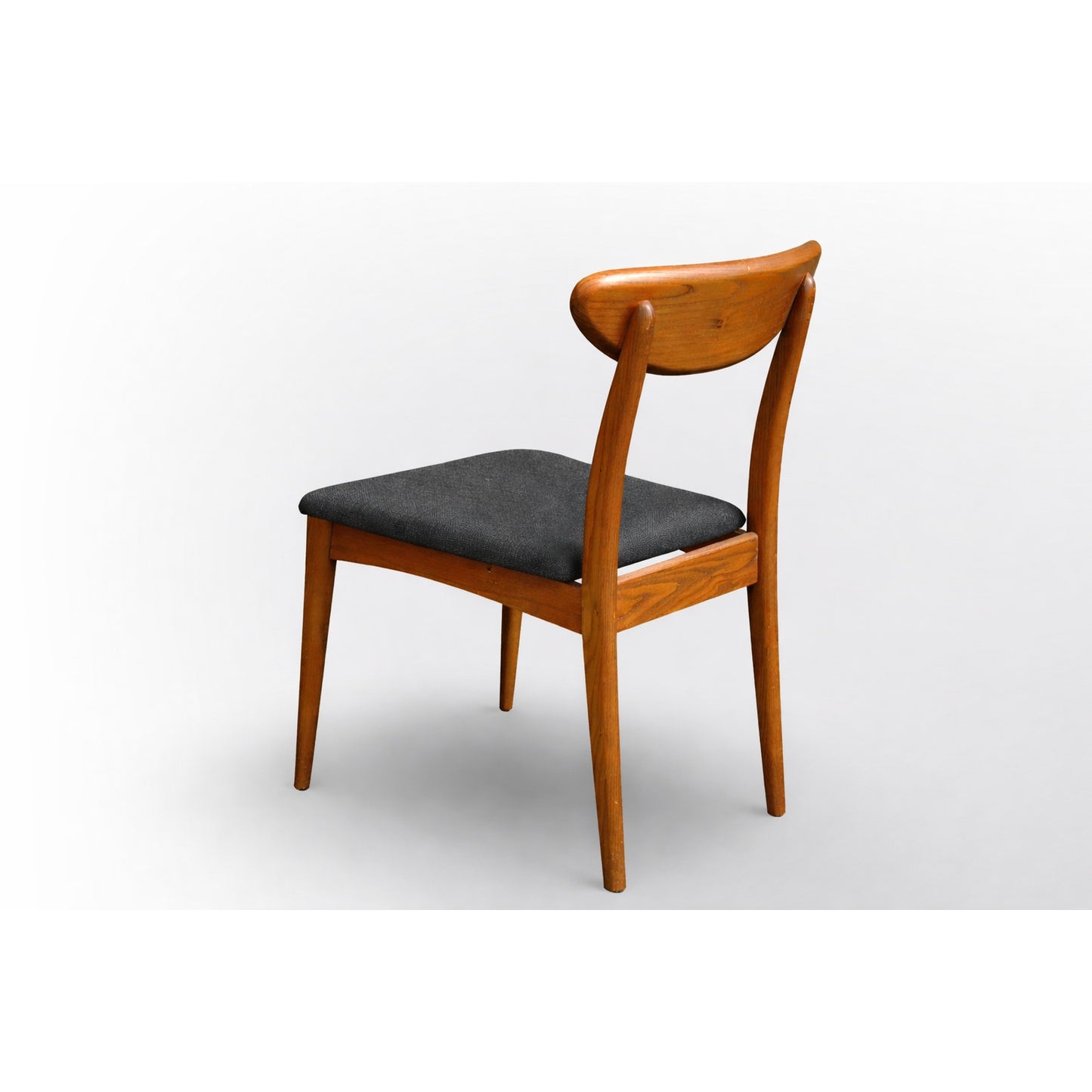 Set of four Heywood Wakefield solid oak dining chairs in mid century modern design restored vintage condition