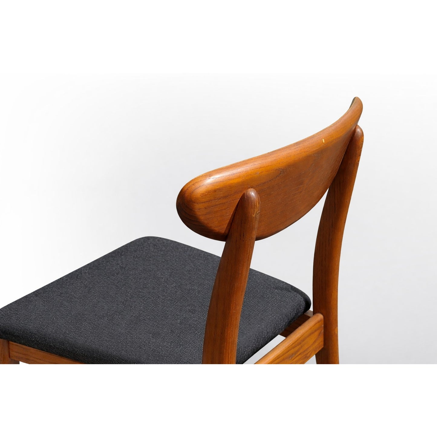 Set of four Heywood Wakefield solid oak dining chairs in mid century modern design restored vintage condition