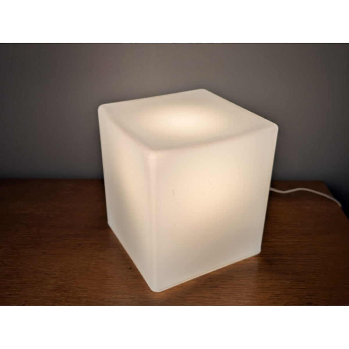 Rare Laurel Lamp Company frosted glass cube table lamp from the 1970s with chrome base in mid century modern style