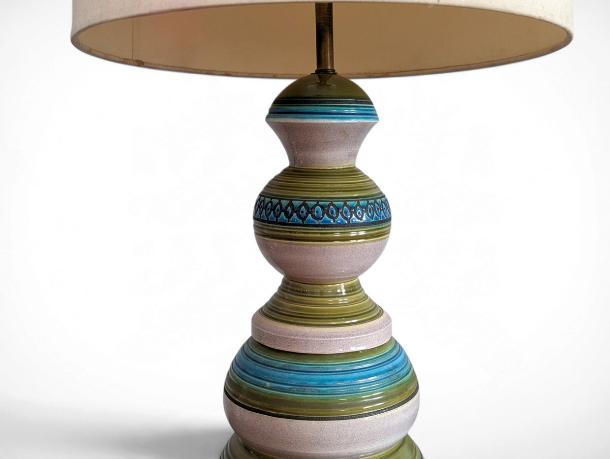 Large vintage Bitossi mid century modern pottery table lamp with stacked gourd-form body in green and turquoise glaze and original cream drum shade